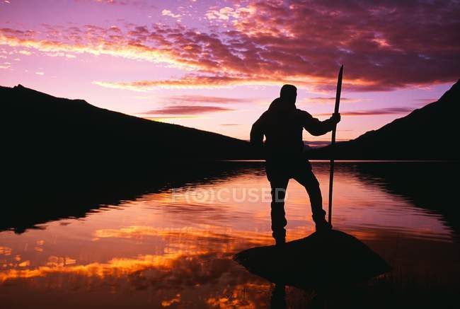 Silhouette d'homme avec bâton — Photo de stock