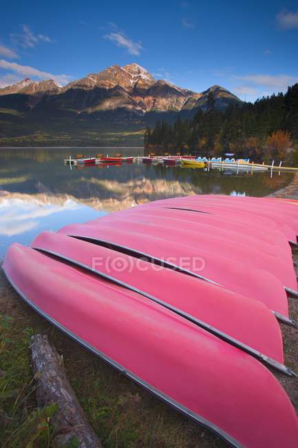 Lac avec des bateaux amarrés — Photo de stock