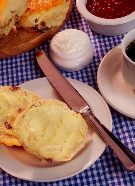 Fruit Scone With Butter And Tea — Stock Photo