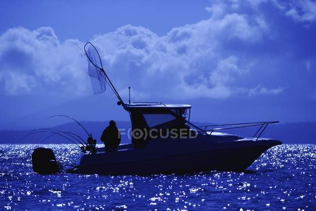 Bateau de pêche au crépuscule — Photo de stock