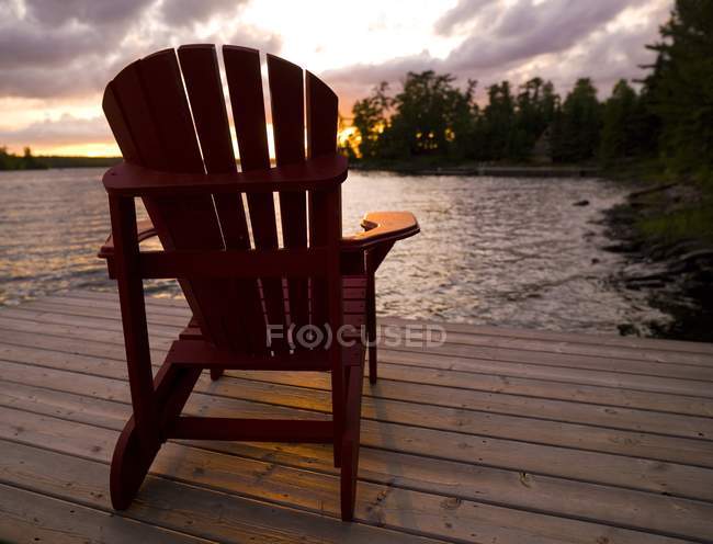 Cadeira Adirondack no cais — Fotografia de Stock