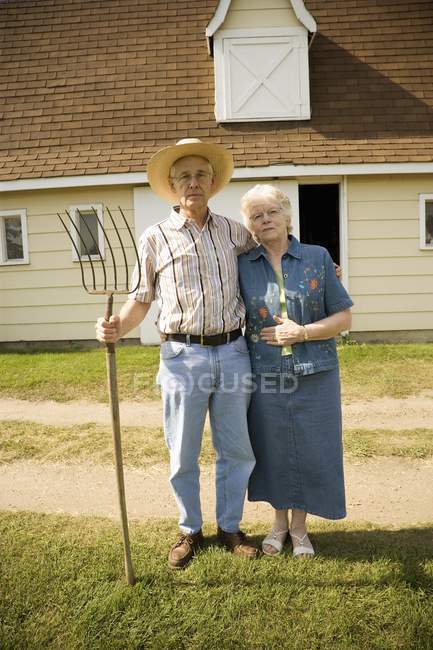 Портрет пожилой пары в образе американской готики — стоковое фото