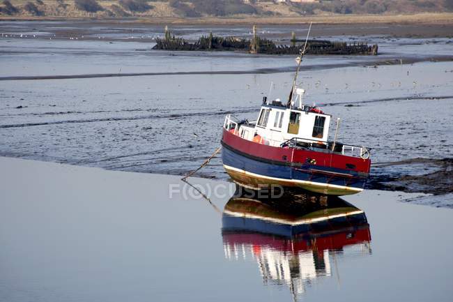 Лодка, пришвартованная у берега — стоковое фото