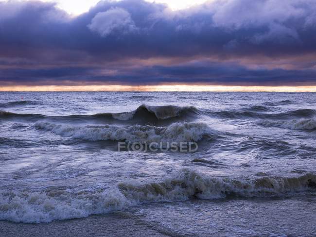 Waves Crashing Onto Beach — Stock Photo