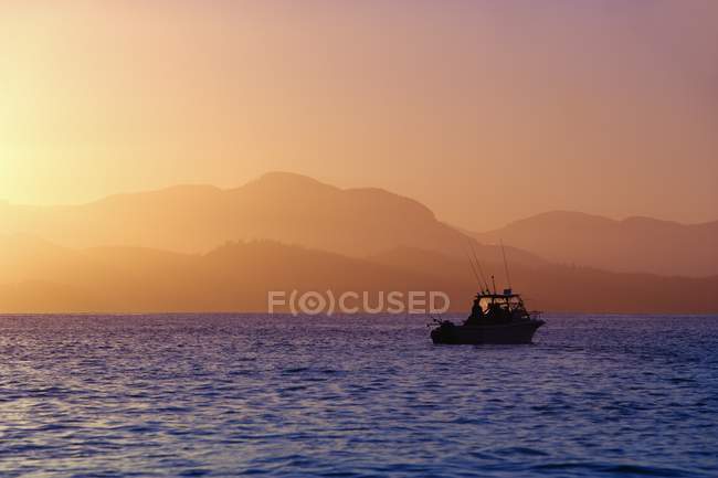 Fishing Boat On Ocean — Stock Photo
