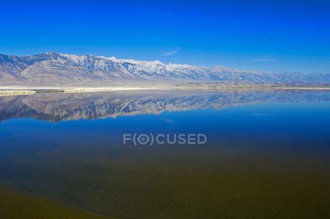 Reflexão da montanha em Owens Lake — Fotografia de Stock
