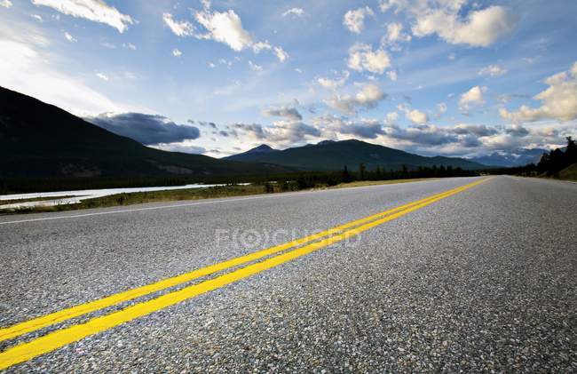 Estrada de asfalto de montanha — Fotografia de Stock