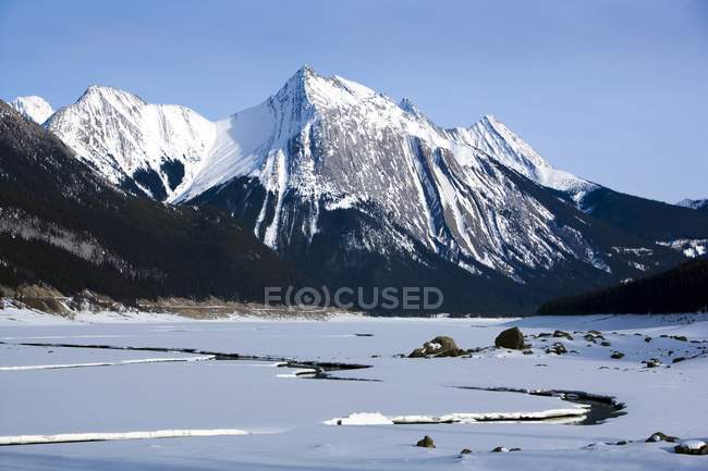 Snow covered mountain peaks — Stock Photo