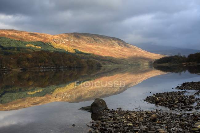 Reflejo en el agua, Loch Lobhair - foto de stock