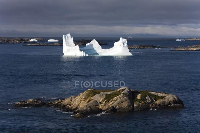 Iceberg en agua de mar - foto de stock