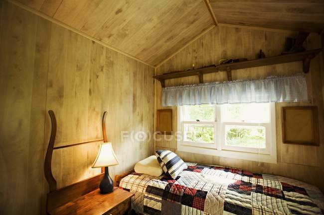 Сельский спальня с окном — стоковое фото