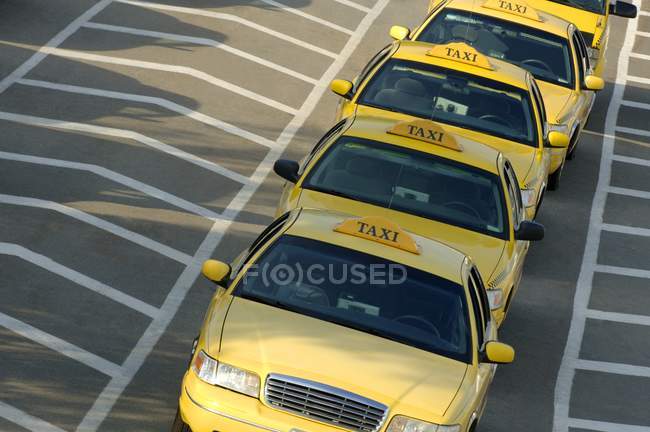 Fila di taxi taxi — Foto stock