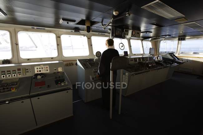 Capitano al centro di controllo della nave — Foto stock