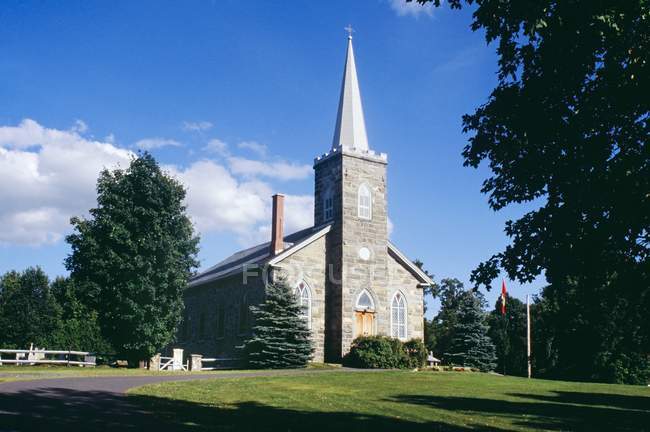 Деревенская церковь над полем — стоковое фото