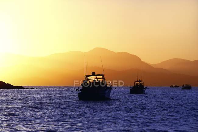 Barcos de pesca ao nascer do sol — Fotografia de Stock