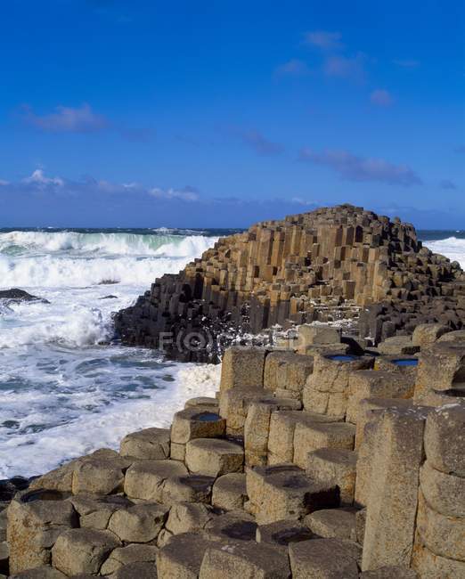 Waves crushes on shore — Stock Photo
