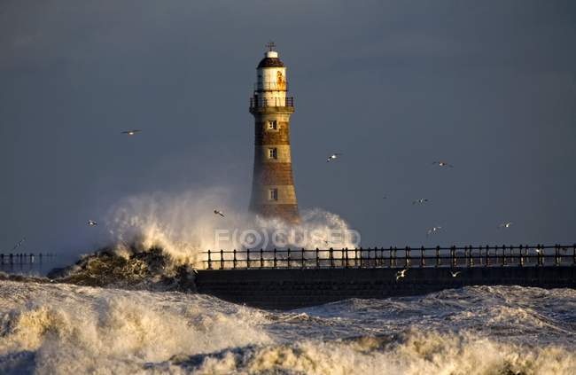 Lighthouse And Waves, Sunderland — Stock Photo