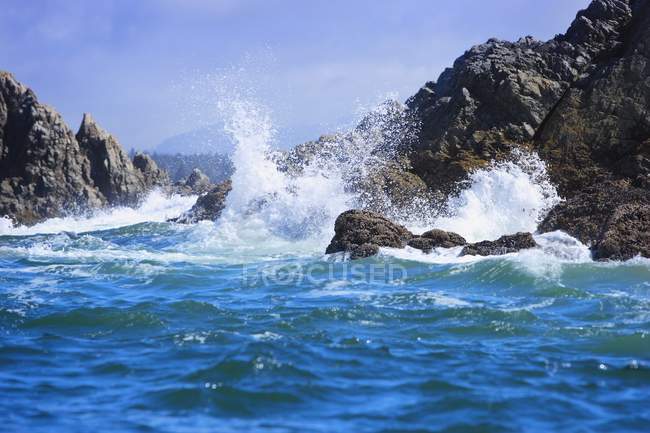 Wellen brechen an Land zusammen — Stockfoto