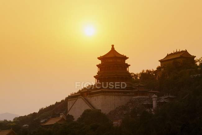 Pagoda nel palazzo estivo al tramonto — Foto stock
