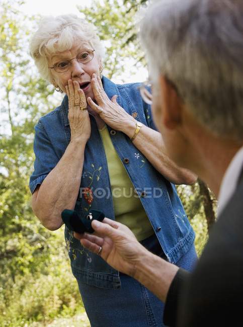 Homme âgé proposant à une femme âgée — Photo de stock