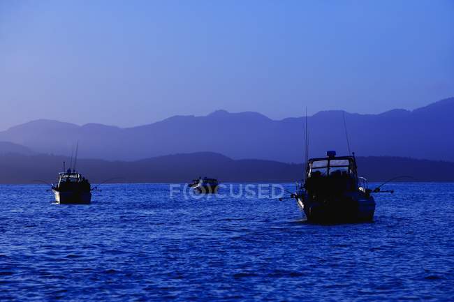 Bateaux de pêche en mer — Photo de stock