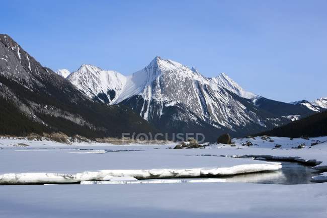 Сніговий покритий гірськими вершинами — стокове фото