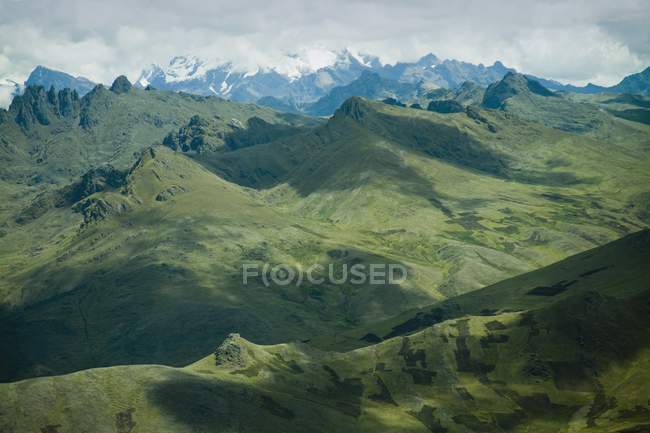Гірський хребет і сніжні вершини — стокове фото
