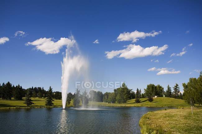 Fontaine dans l'eau du lac — Photo de stock