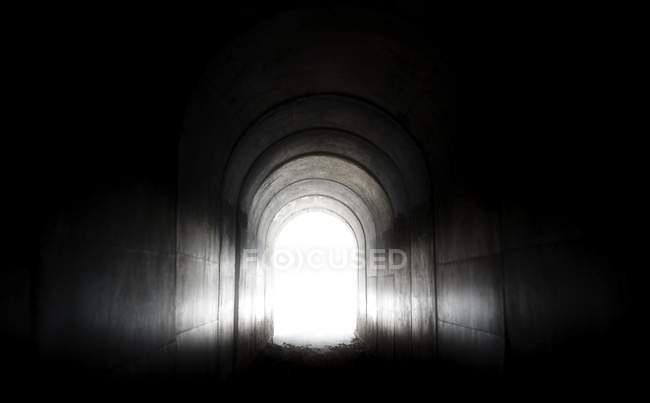 Luz al final del túnel - foto de stock