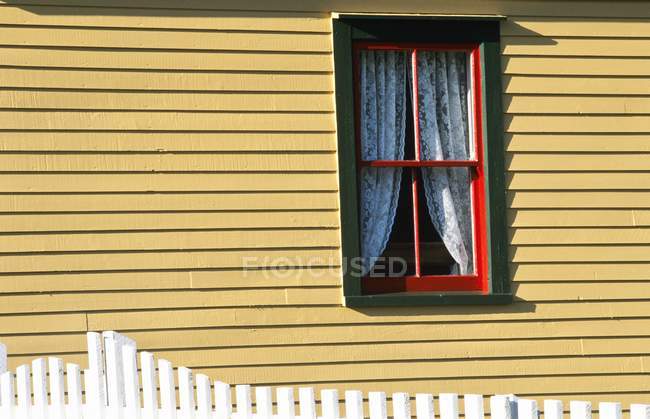 Окно и белый забор — стоковое фото