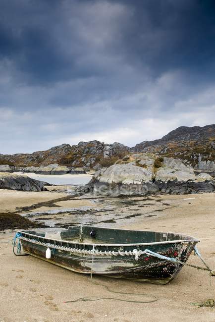 Швартованная лодка на песчаном берегу — стоковое фото