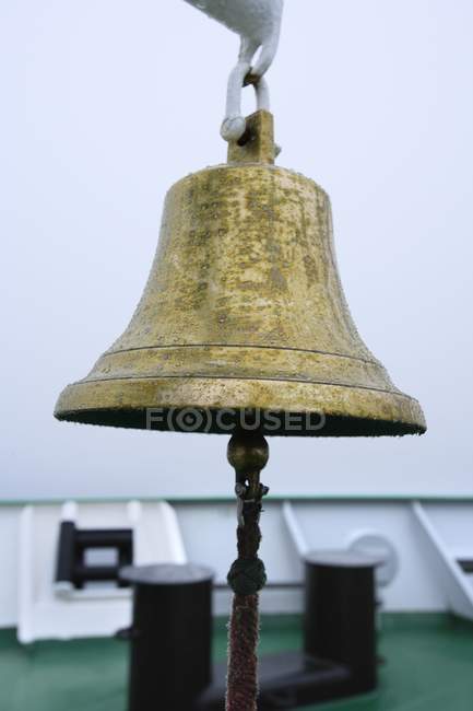 Glocke auf dem Schiff über Wasser — Stockfoto