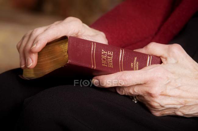 Frau hält Bibel in der Hand — Stockfoto