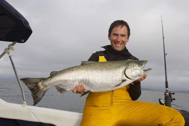 Pescador em amarelo dickey — Fotografia de Stock
