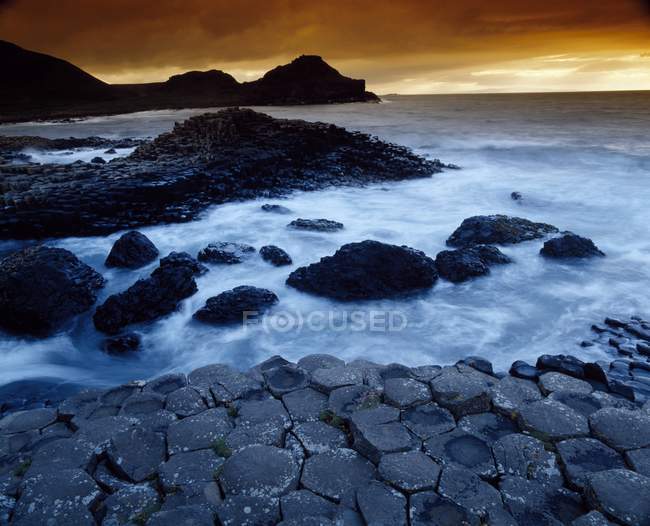 Plage rocheuse avec des pierres — Photo de stock