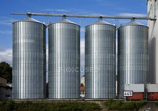 Bidoni di silos metallici — Foto stock