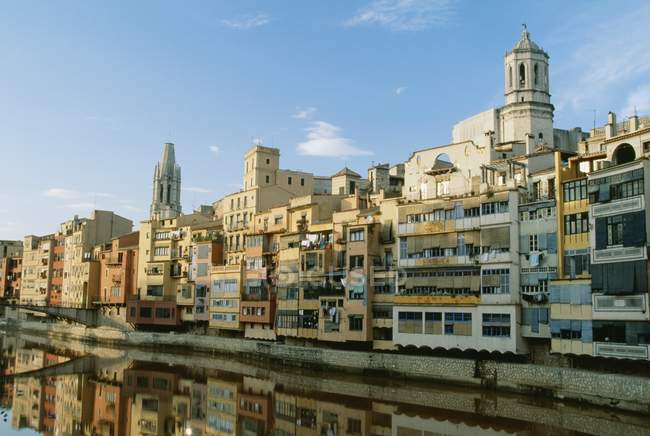 Paisaje urbano de Girona a lo largo del río - foto de stock