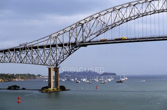 Puente en Panamá sobre el agua - foto de stock