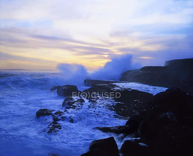 Playa rocosa con olas - foto de stock