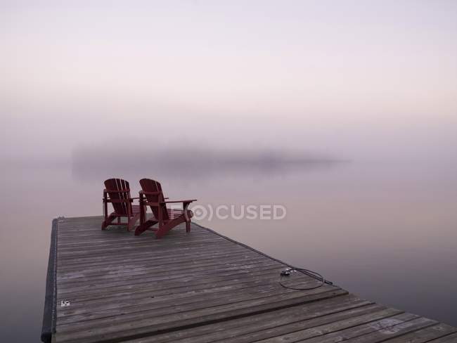 Duas cadeiras vermelhas Adirondack — Fotografia de Stock