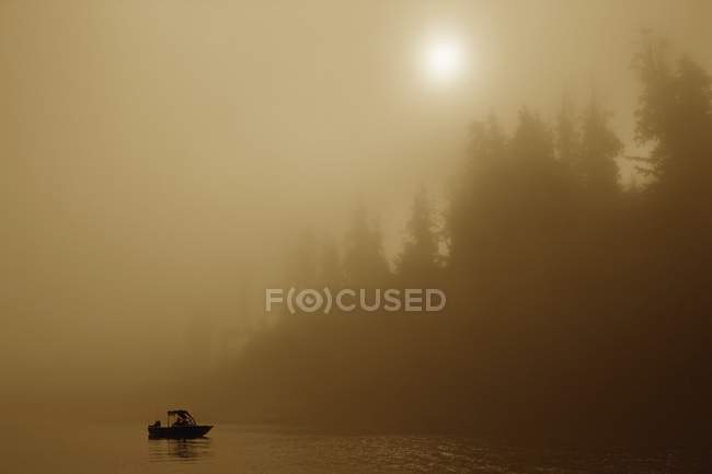 Fischerboot im Wasser — Stockfoto
