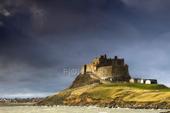Burg Lindisfarne auf einem Vulkanhügel — Stockfoto