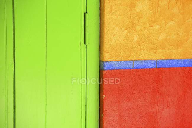Puerta colorida y pared - foto de stock