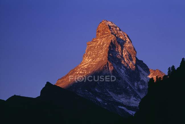 Montagna picco contro il cielo blu — Foto stock