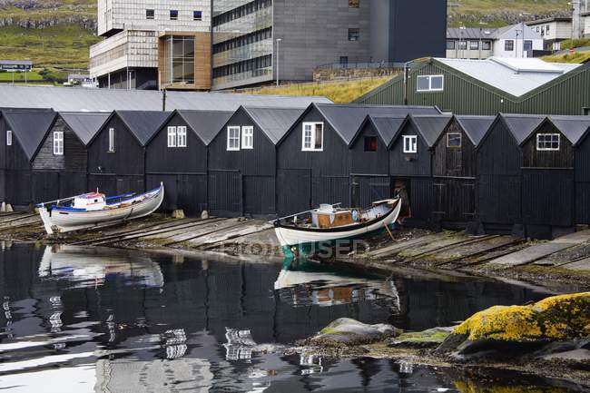 Casas e barcos de barco — Fotografia de Stock