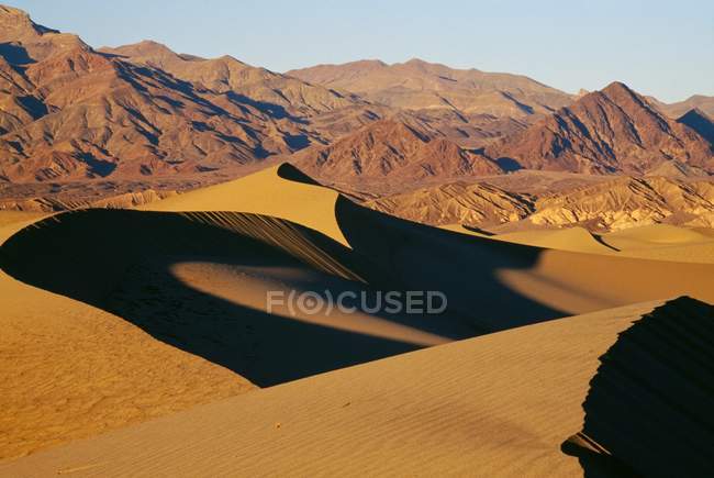 Песчаные дюны и горы — стоковое фото
