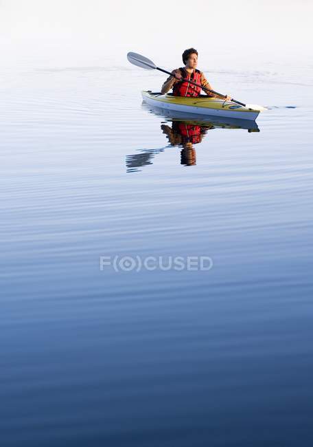 Человек, плавающий на каяке — стоковое фото