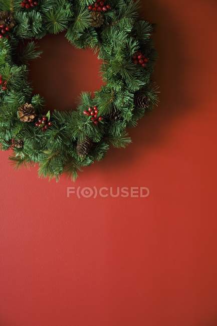 Ghirlanda di Natale su sfondo rosso — Foto stock