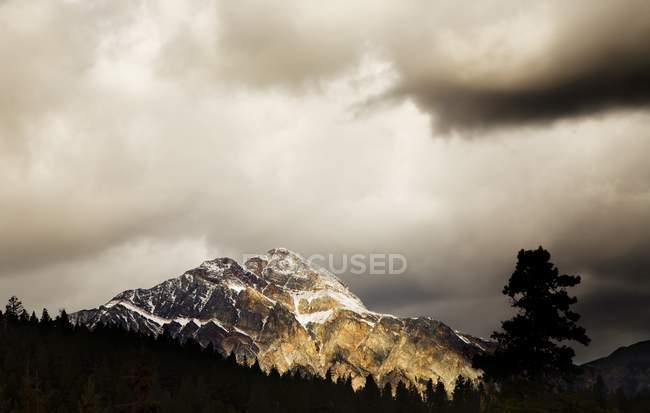 Montaña con cielo nublado - foto de stock