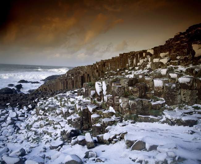 Colonne di basalto sulla spiaggia rocciosa — Foto stock